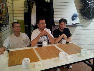 Alcuni giocatori attendono l'inizio del torneo davanti alle rispettive goban
